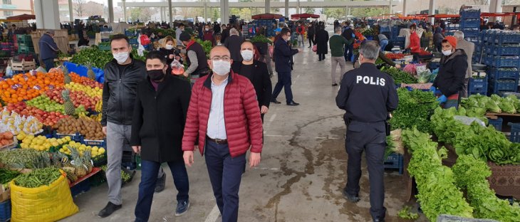 Konya'da vatandaşlar market ve pazarlara maskeyle girdi