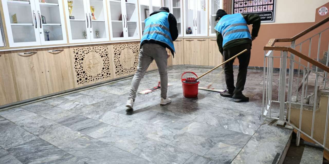 Yükümlüler Konya Seydişehir’de okullar için kolları sıvadı