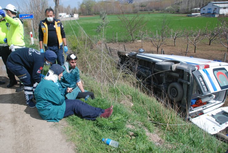 Hasta taşıyan ambulans devrildi: 4 yaralı