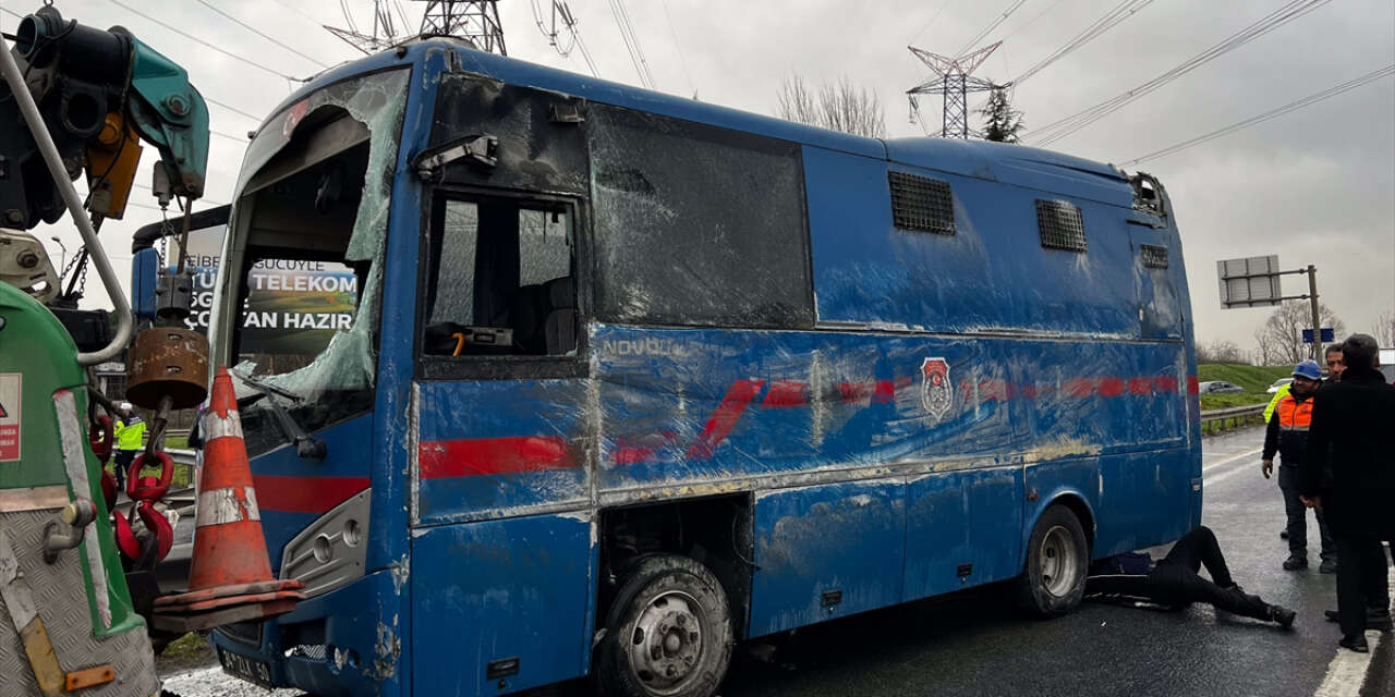 Cezaevi nakil aracı devrildi! 19 yaralıdan 2 jandarmanın durumu ağır