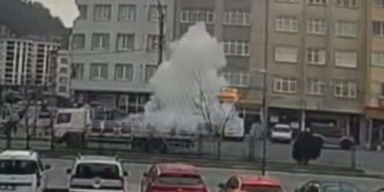 Seyir halindeki tüp kamyonunda patlama! Parçaları otobüsün üzerine uçtu