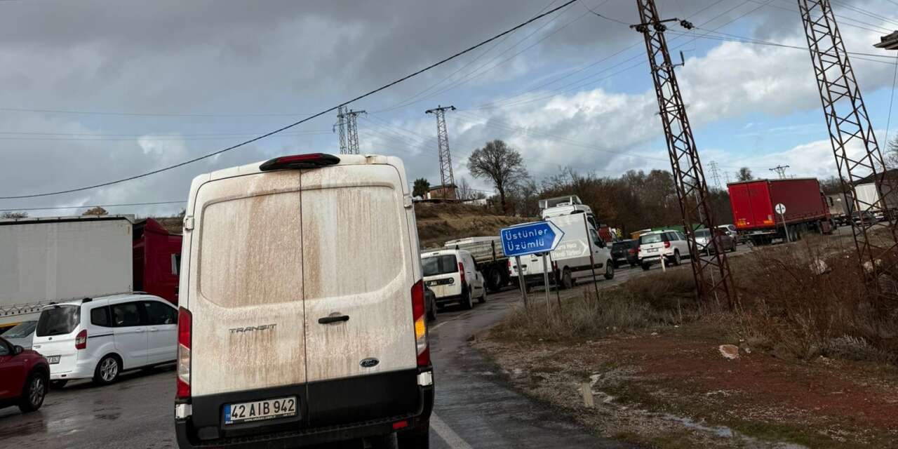 Beyşehir - Derebucak yolunda patlatmalı kazı trafiği kilitledi