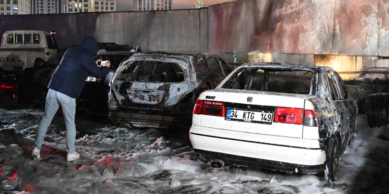 Oto sanayi sitesi otoparkında yangın çıktı, 5 otomobil kül oldu