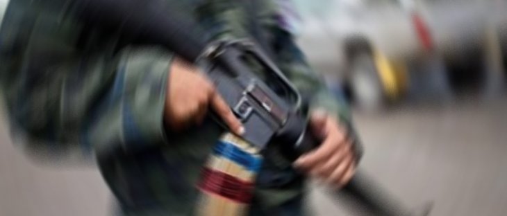 Maske takmayan ve polise bıçakla saldıran kişi vurularak öldürüldü