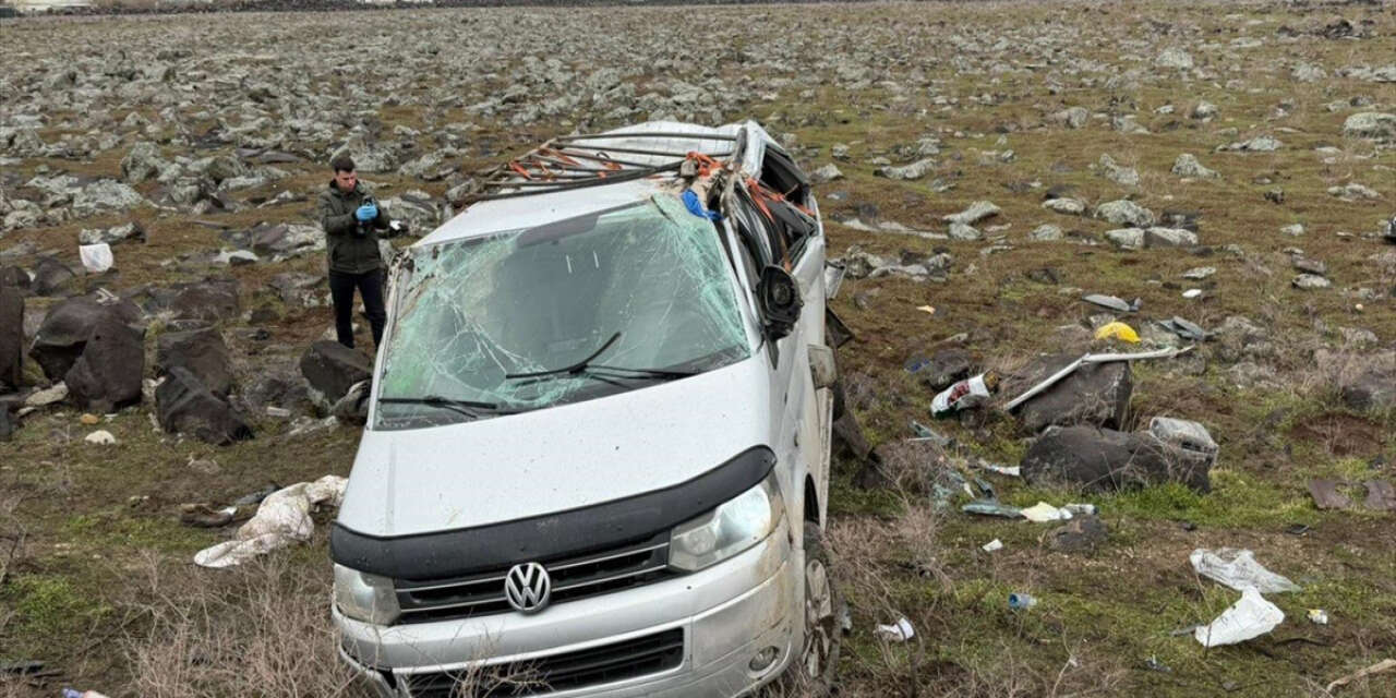 Mikrobüs şarampole devrildi! 2 ölü, 6 yaralı var