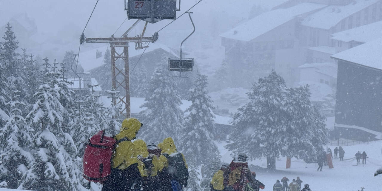 51 kişi ünlü kayak merkezinde telesiyejde mahsur kaldı