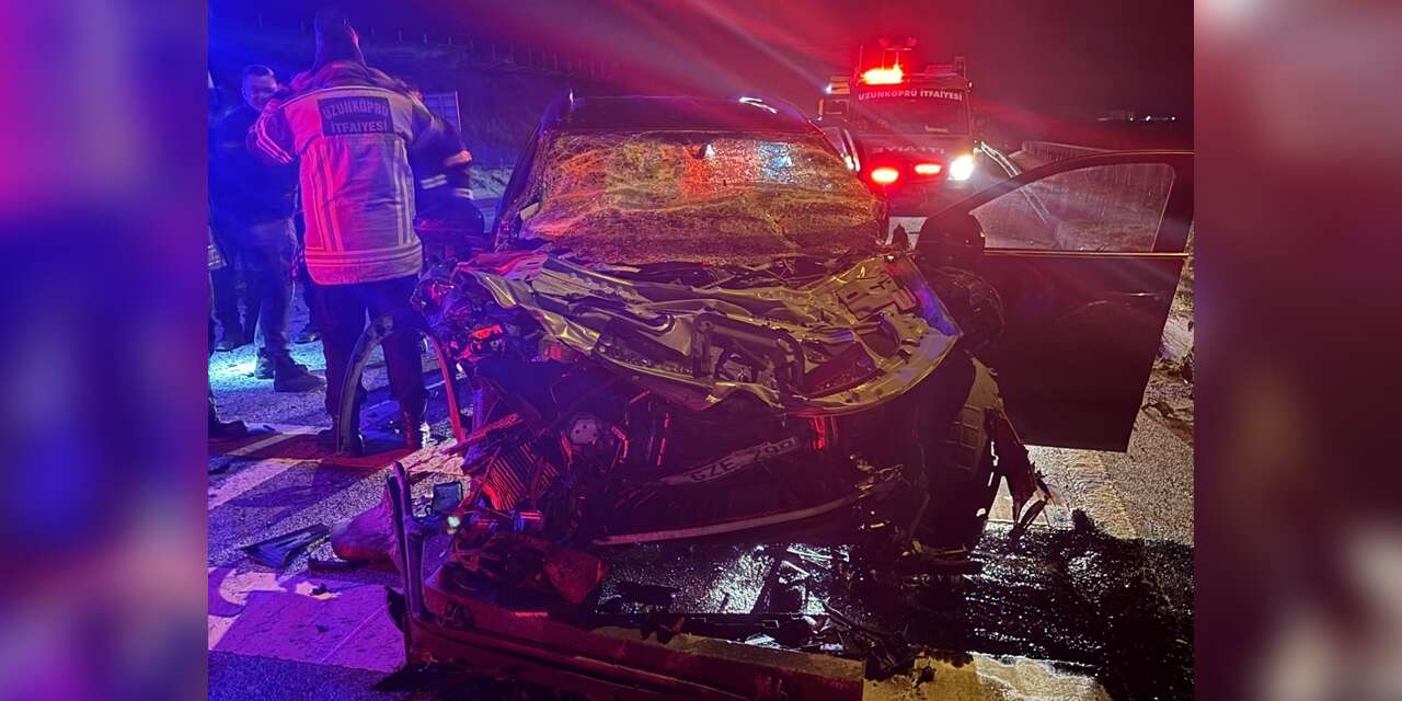 Kamyona çarpan otomobilin sürücüsü öldü