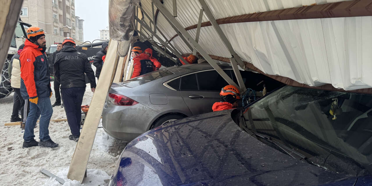 Hakim ve savcıların araçlarının bulunduğu garaj çöktü