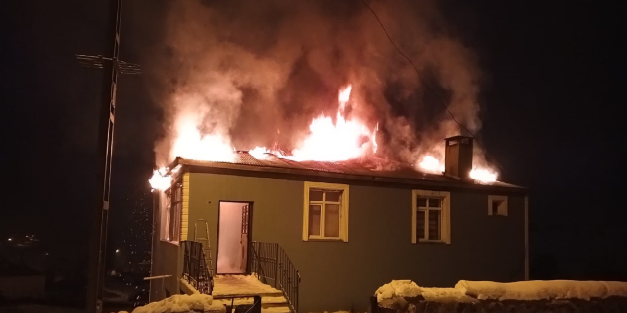 İmamın evi alevler içinde kaldı