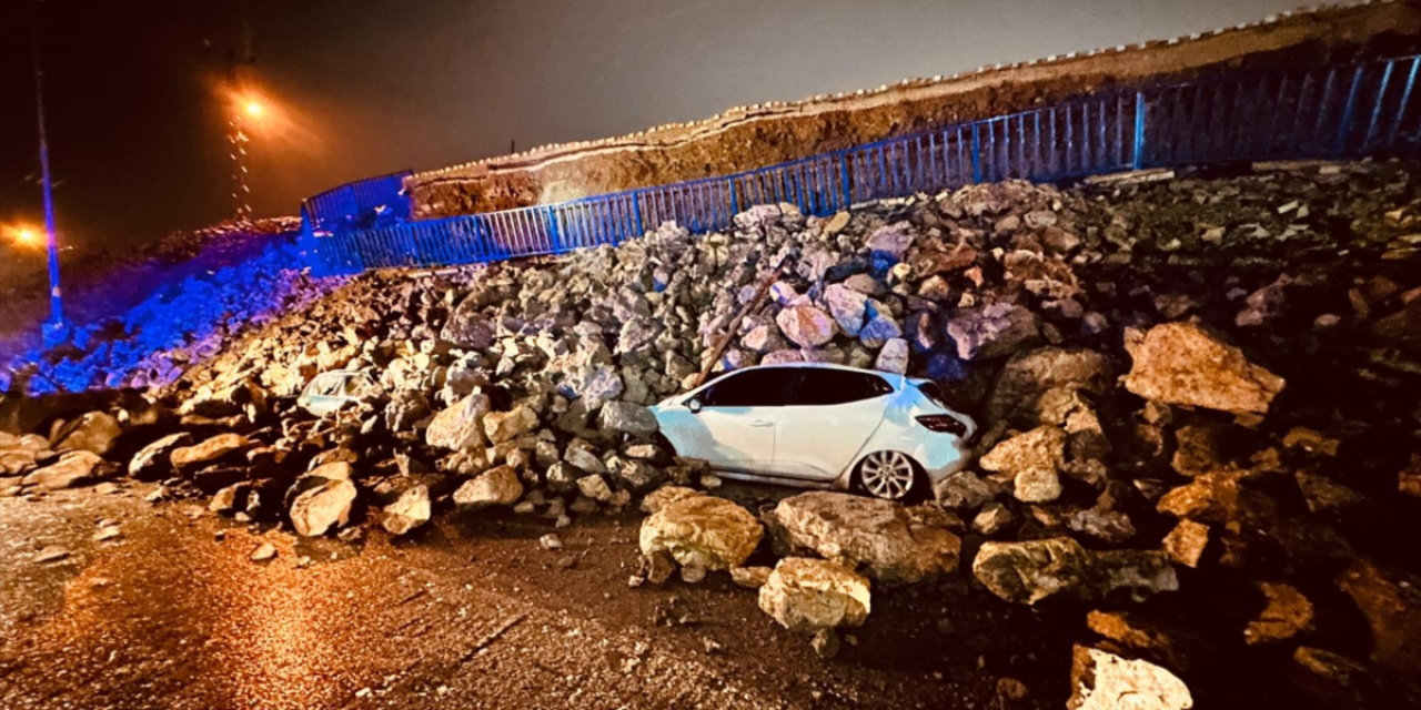 İstinat duvarı çöktü, 6 araç altında kaldı