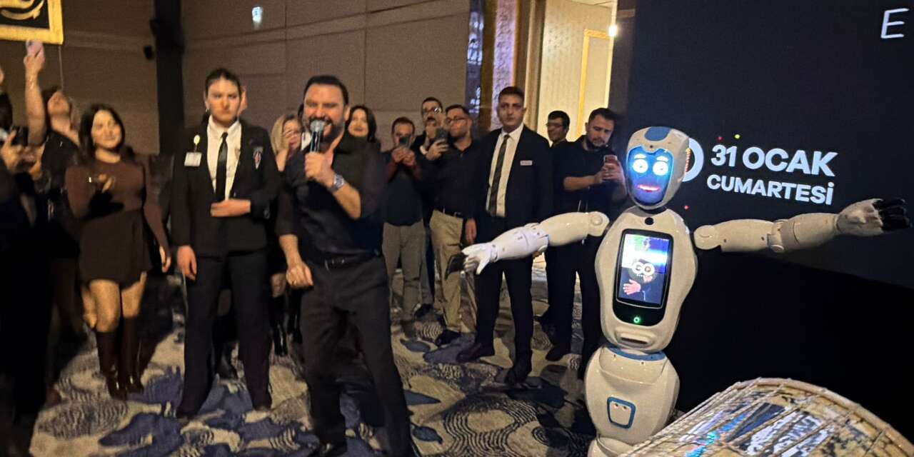 Ünlü sanatçı Ali Şan Konya konserinde robotla Erik Dalı oynadı