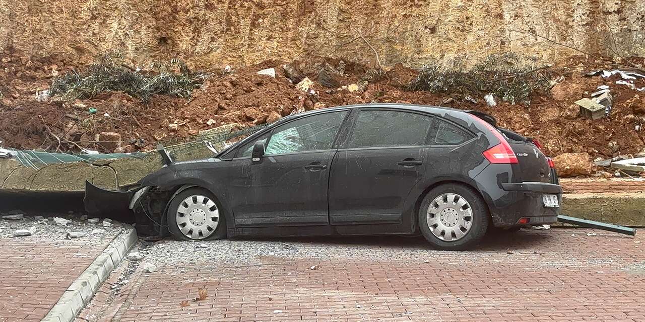 Facianın eşiğinden dönüldü! 4 bloklu sitenin istinat duvarı çöktü