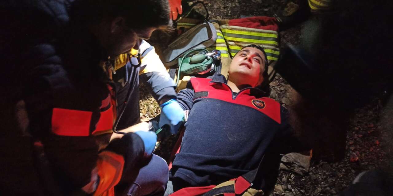 Uçuruma yuvarlanan kişiyi kurtarmak isteyen 4 itfaiye eri zehirlendi
