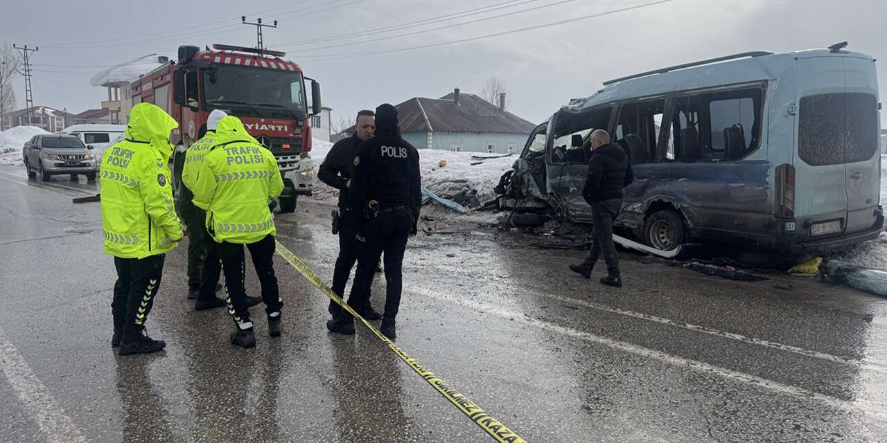 Otobüs ile minibüs çarpıştı! 18 yaralı var