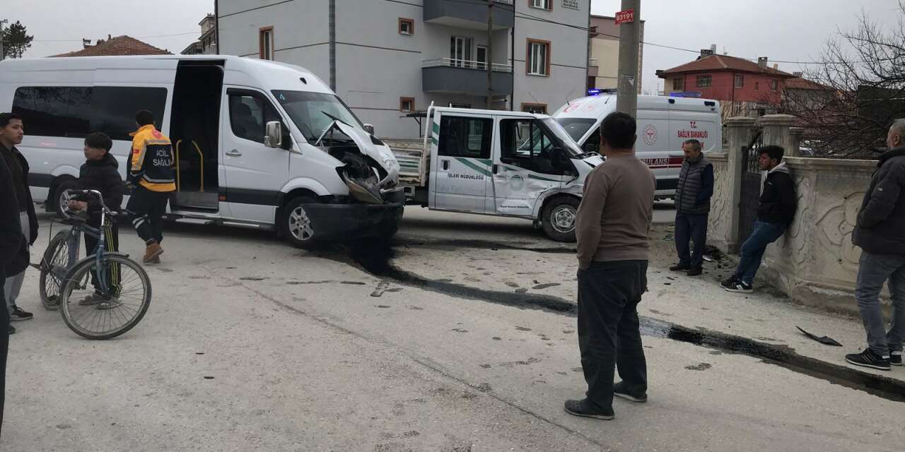 Konya’da okul servisi ile belediye aracı çarpıştı! Öğrenciler de yaralı