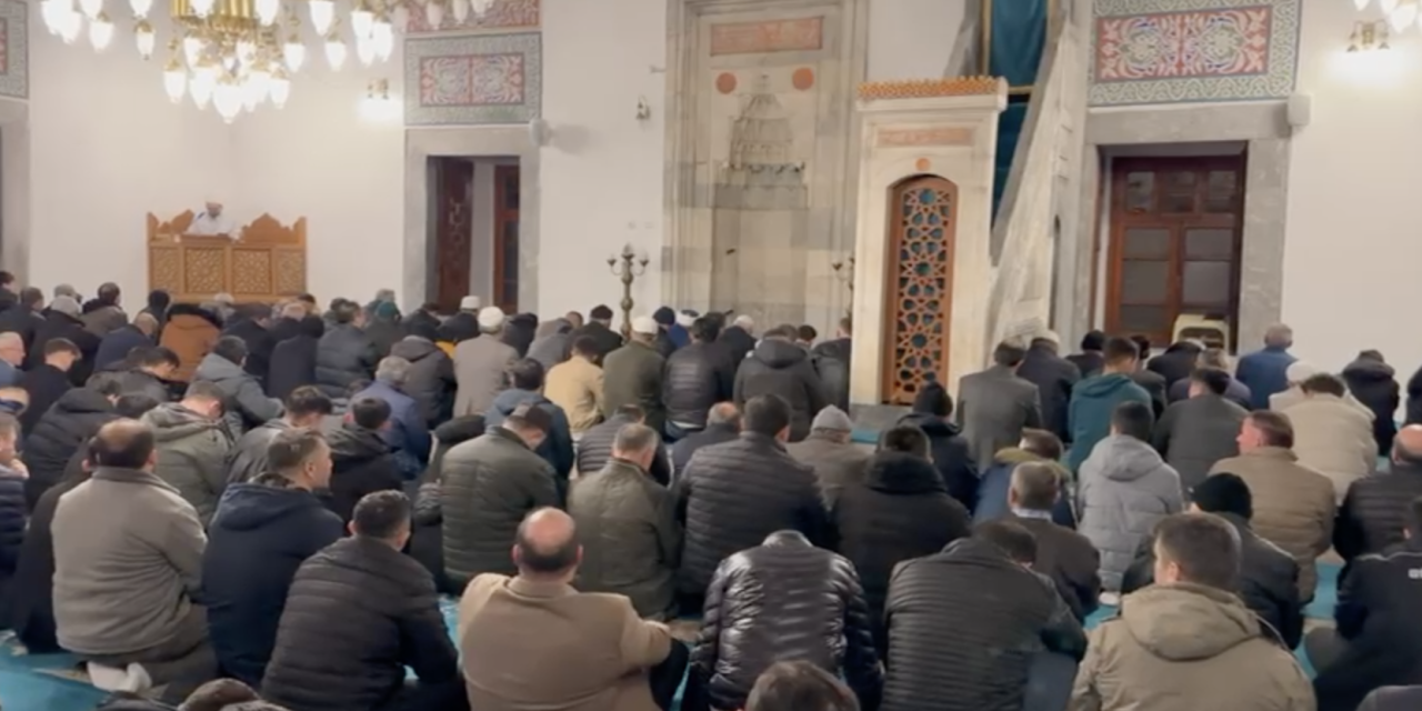 Konya Karapınar’ın 462 yıllık camisinde Berat Kandili coşkusu