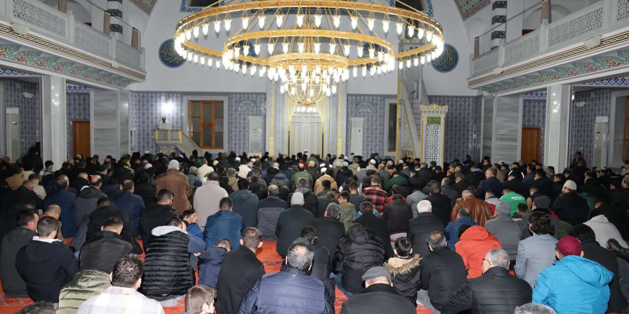 Konya’da Berat Kandili camilerde dualarla idrak edildi