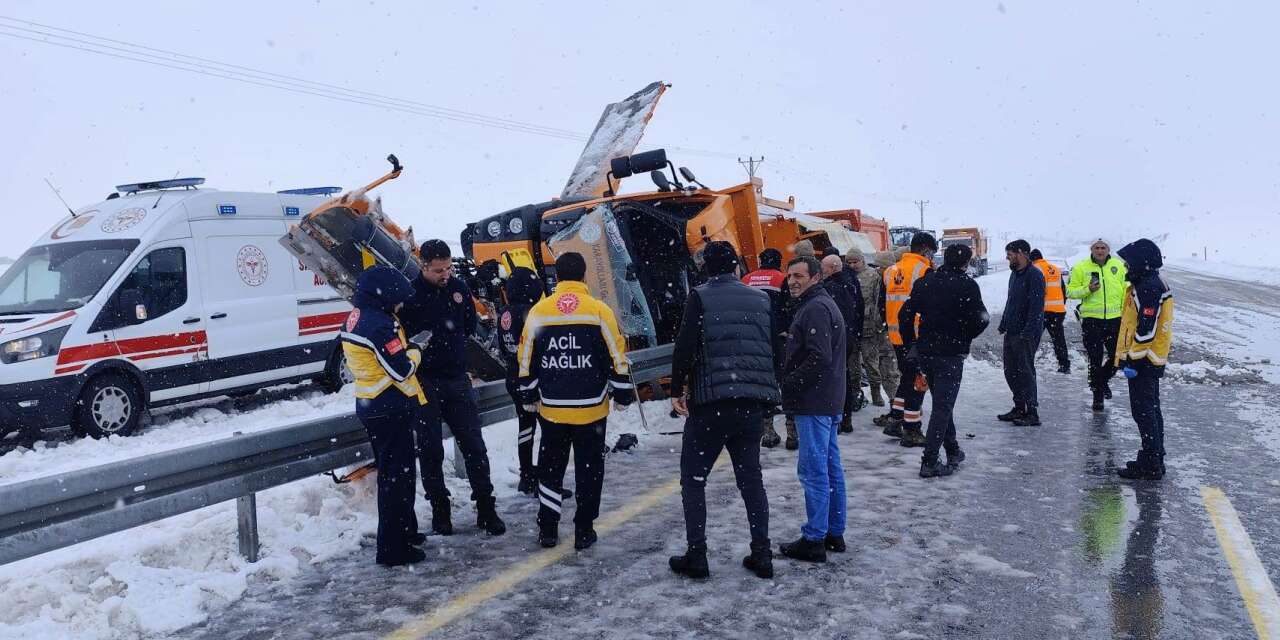 Karayollarına ait iş makinesi kaza yaptı! 1 ölü, 1 ağır yaralı var