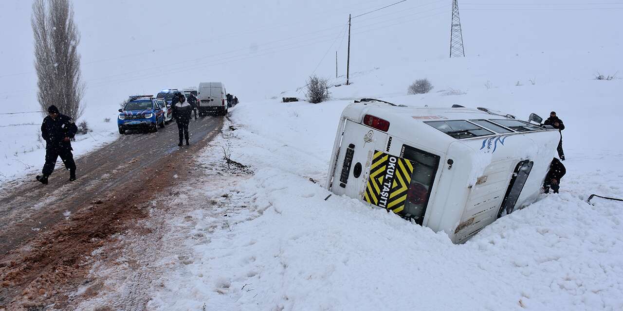 Okul servisi şarampole devrildi! Çok sayıda ekip sevk edildi