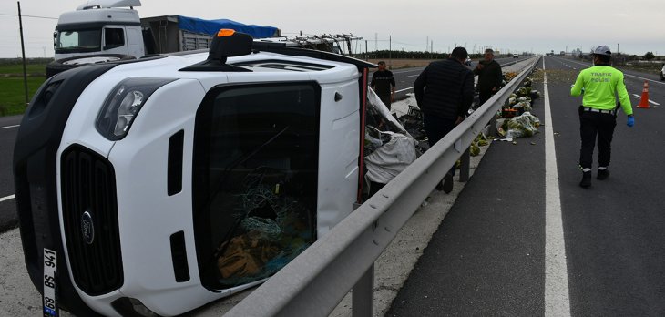 Konya yolunda kaza! Meyve yüklü kamyonet devrildi