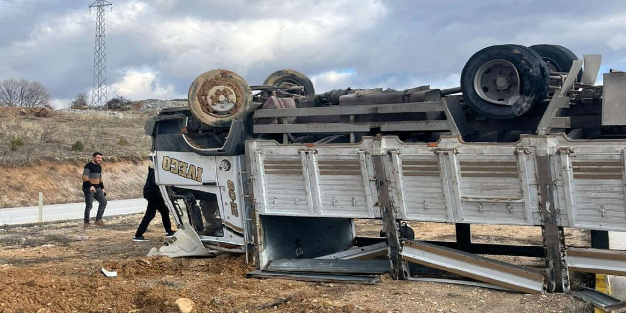Konya’da seyir halindeki kamyonet devrildi, sürücü ölümden döndü