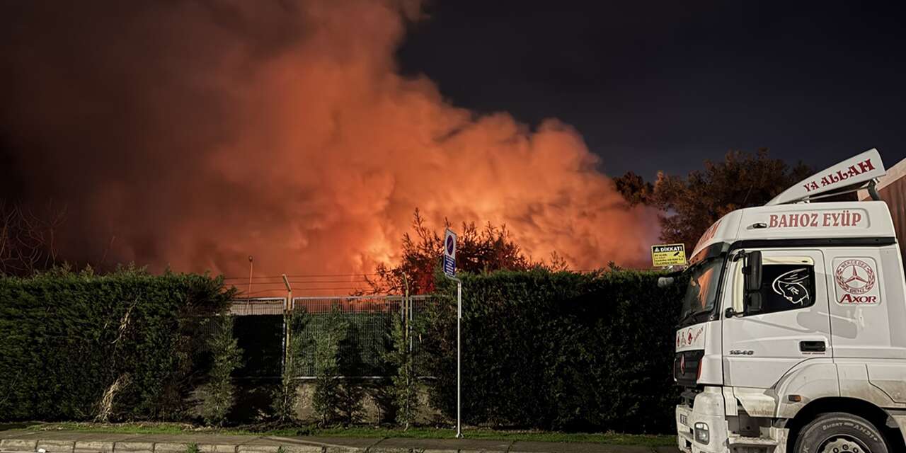 Tekstil fabrikasında yangın paniği! Çok sayıda ekip sevk edildi