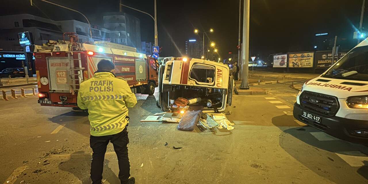 Ambulans kaza yaptı! 3'ü sağlık çalışanı 5 yaralı var