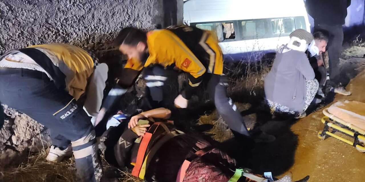 İşçi servisi kaza yaptı! 2'si ağır, 14 yaralı var