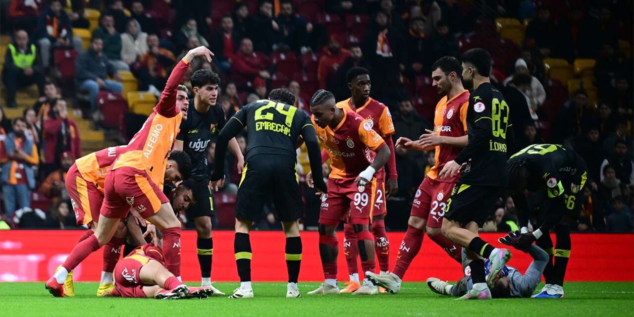 Galatasaray maçında korkutan çarpışma! Ambulansla hastaneye kaldırıldı