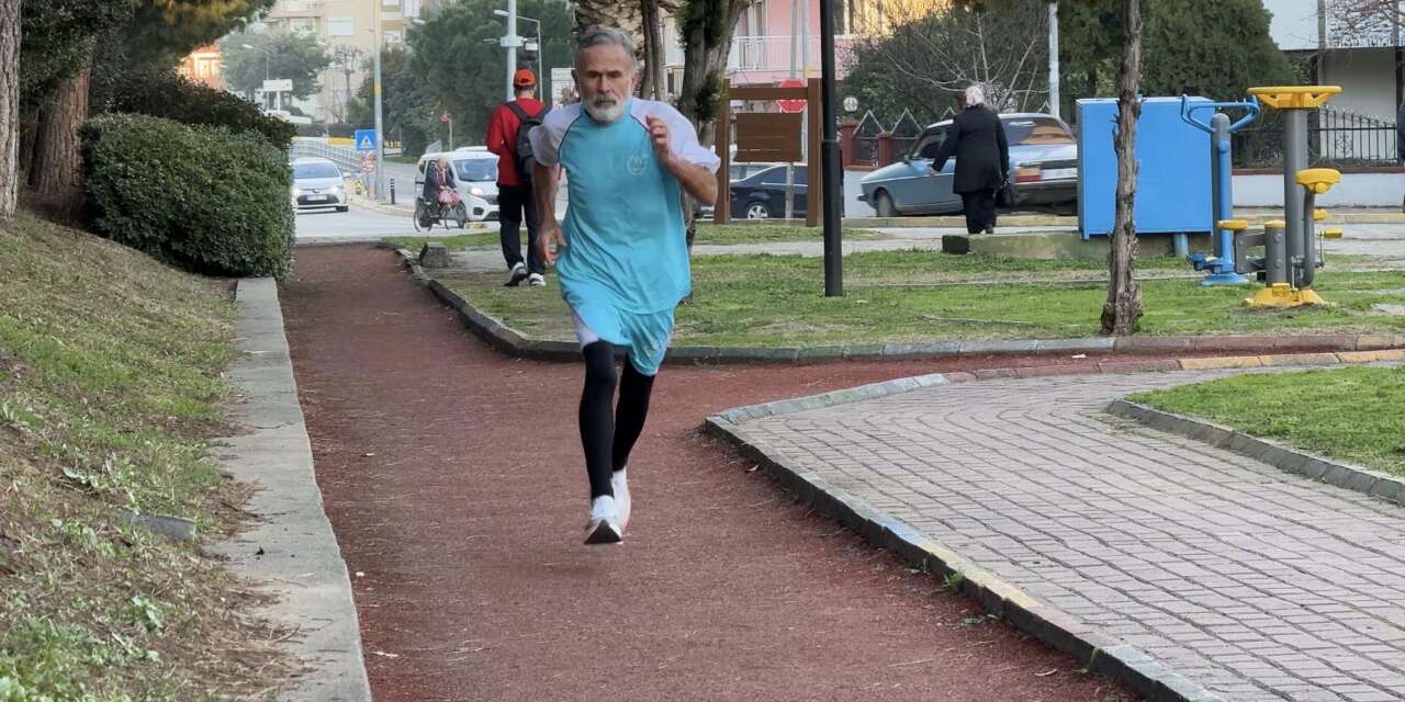 Konya’da da durdurulamadı! Koşan efsane arabasından çok kilometre yapıyor