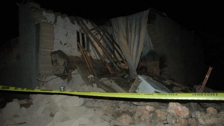 Çöken kerpiç evden çıkarılan 9 çocuktan iki kardeş öldü