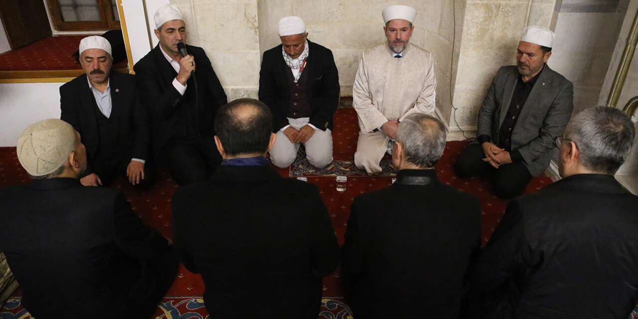 Konya’nın ayağa kaldırdığı camide depremin yıl dönümü dualarla anıldı