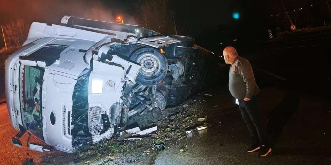 Feci kaza! Direksiyon hakimiyetini kaybeden TIR kanala savruldu