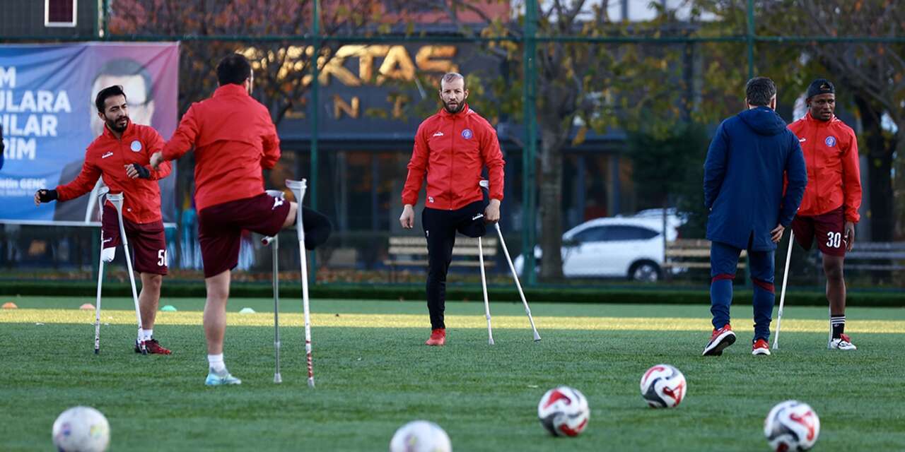 Engel tanımayan bir tutku! Bacağını kaybetti, futbolu bırakmadı