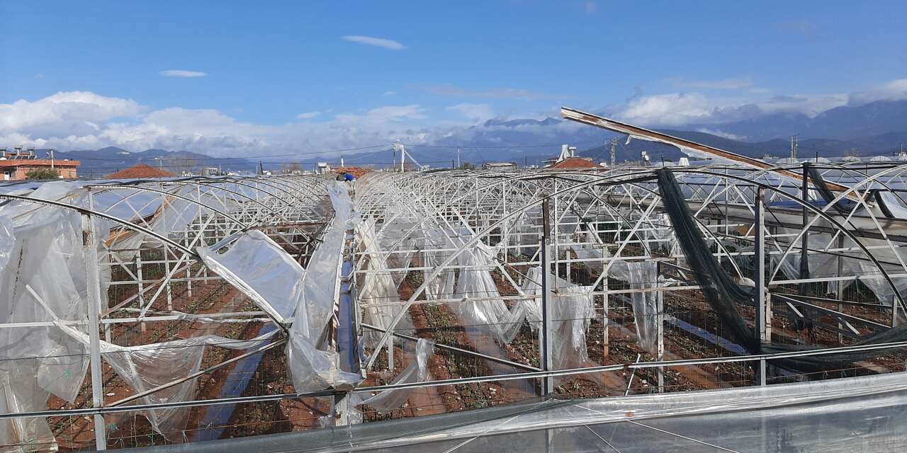 Hortumun vurduğu ilçe harabeye döndü