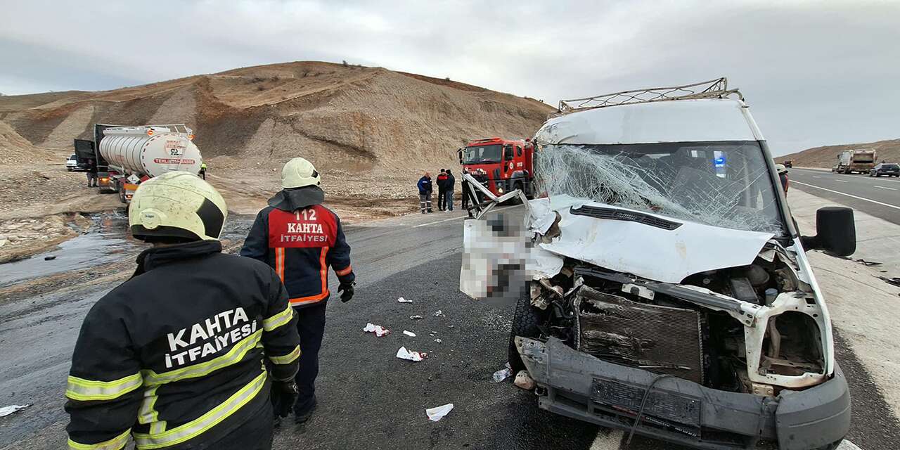 TIR’la minibüs çarpıştı! Çok sayıda yaralı var