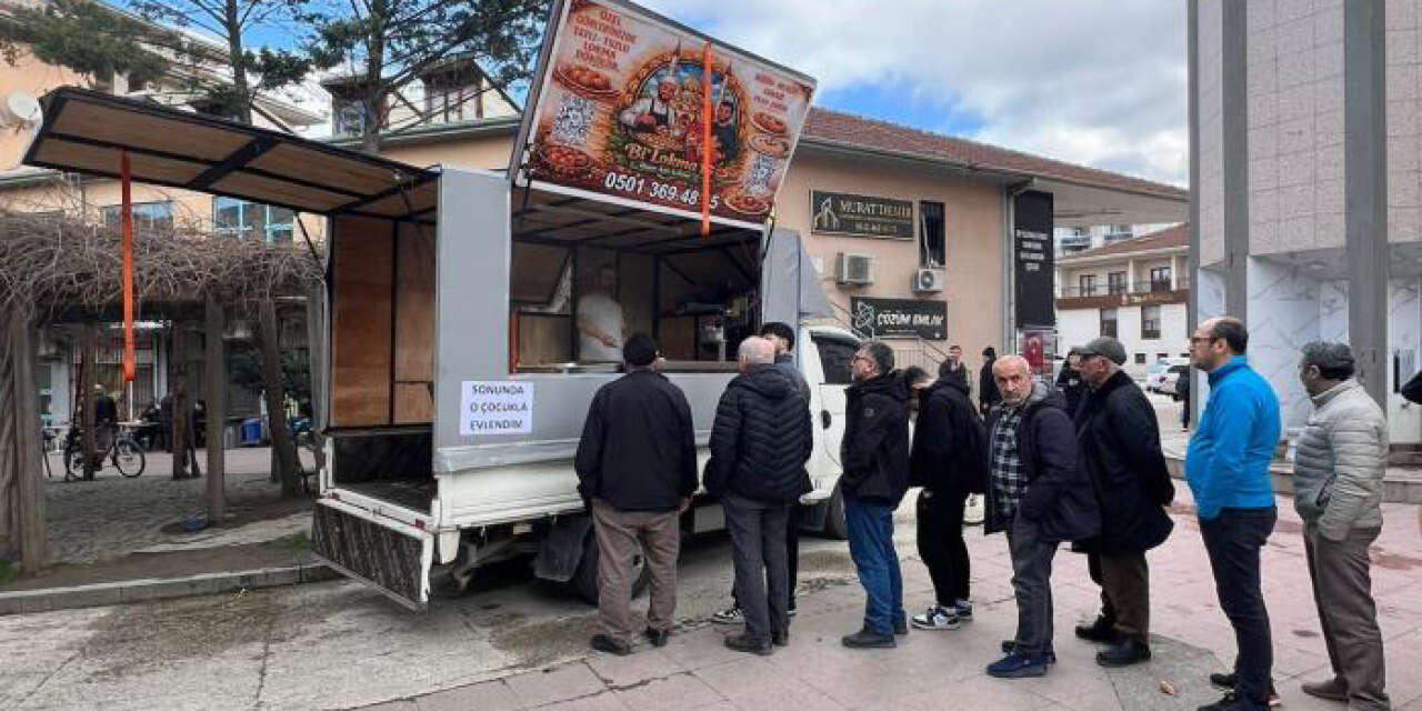 Bir ilçe bu kadını konuşuyor! Lokma dağıttı, astığı yazıyı görenin merakı arttı