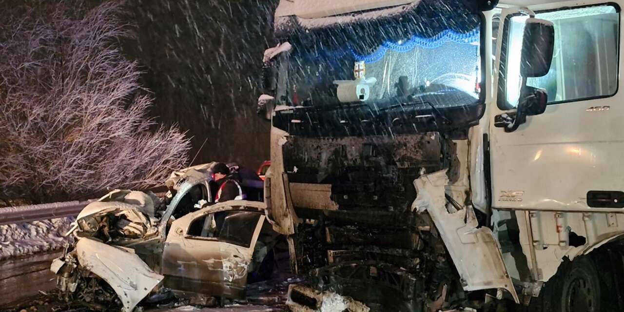 TIR ile cip kafa kafaya çarpıştı! 4 kişi hayatını kaybetti