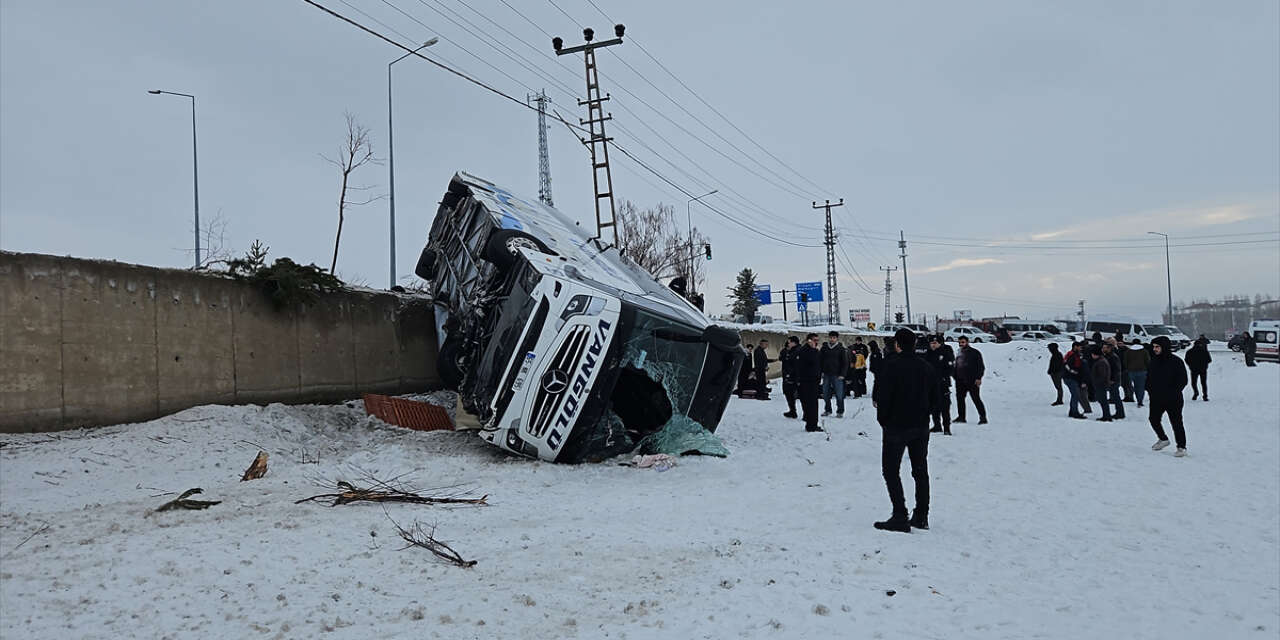 Karlı yolda yolcu otobüsü kazası! Çok sayıda yaralı var