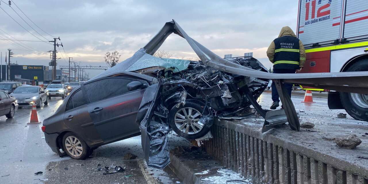 Yağışlı havada kontrolden çıkan otomobil bariyerlere saplandı