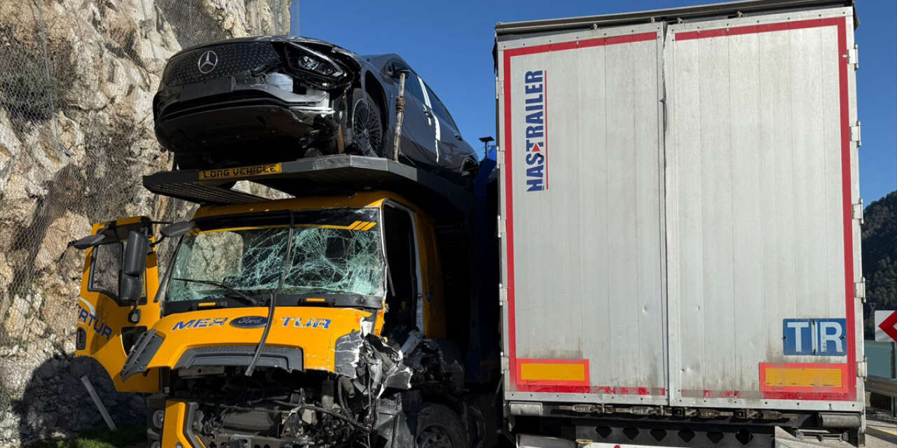 Biri lüks otomobil yüklü 2 TIR kafa kafaya çarpıştı! Yol kapandı