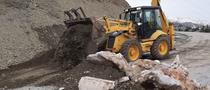 Konya'yı Antalya'ya bağlayan alternatif yayla yolu kayalarla kapatıldı