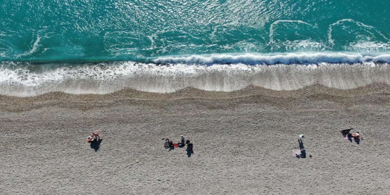 Yağmur gitti, güneş geldi! Konyaaltı Sahili kış ortasında doldu