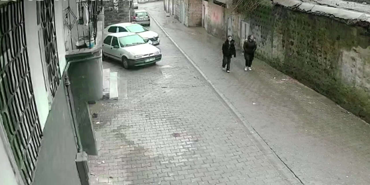 Duvar yıkıldı, çocuklar saniyelerle ölümden döndü