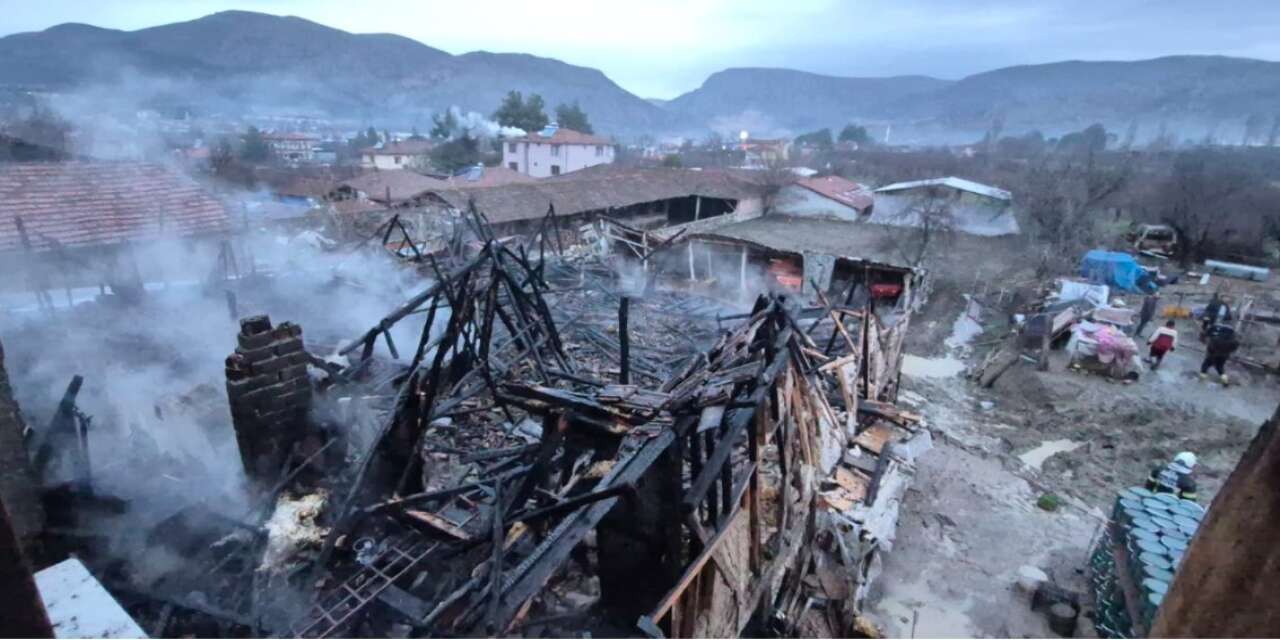 Ahır alevlere teslim oldu, bitişikteki eve de sıçradı