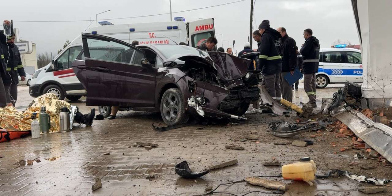 Refüje çarpan otomobil akaryakıt istasyonuna daldı! 1’i çocuk, 5 kişi yaralandı