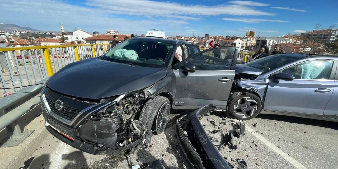 Çocuğunu otogara yetiştirmek isterken kaza yaptı! 6 kişi hastaneye kaldırıldı