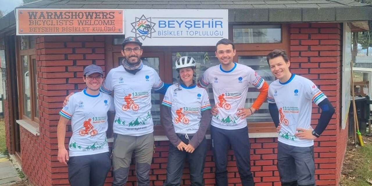 Fransa'dan dünya turuna çıkan bisikletçiler Konya’da mola verdi