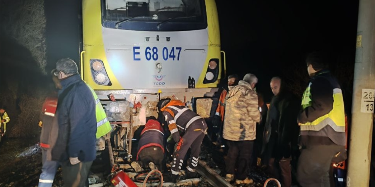150 yolcu taşıyan treninin lokomotifi raydan çıktı