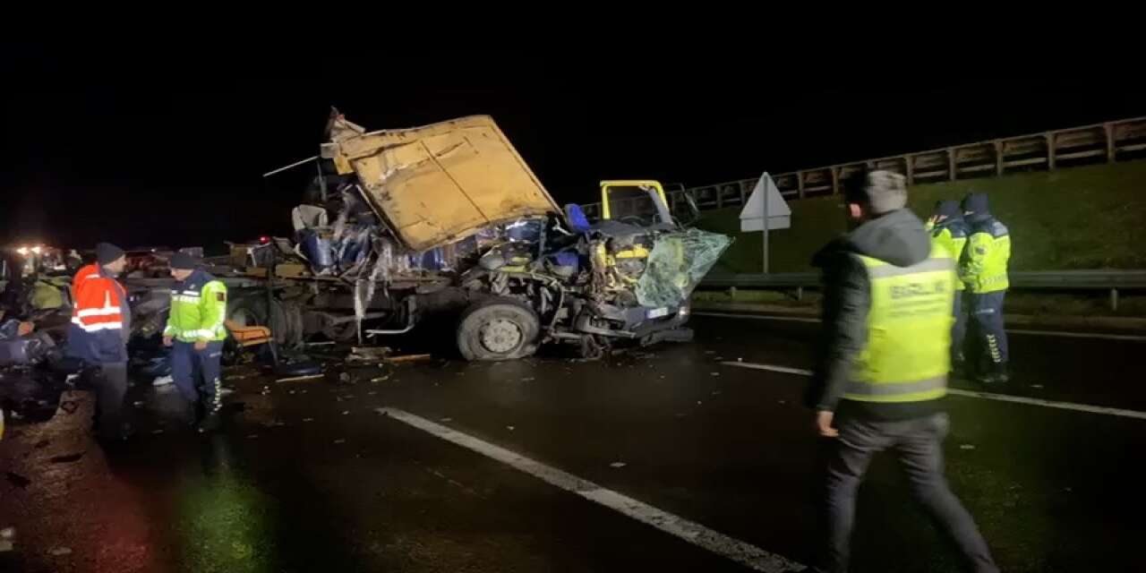 Kamyon ile TIR çarpıştı! Mobilyalar yola savruldu, sürücü yaralandı